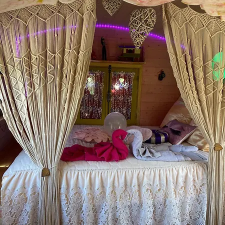 Vakantiehuis Roulotte Pour Nuit En Amoureux Equipee.. *