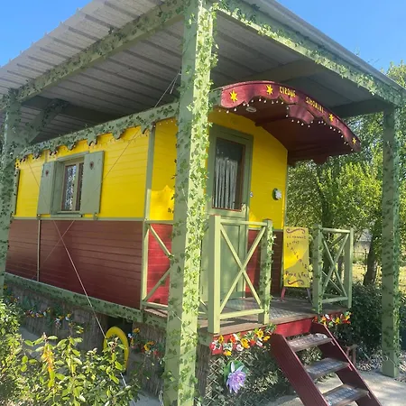 Roulotte Pour Nuit En Amoureux Equipee.. Holiday home